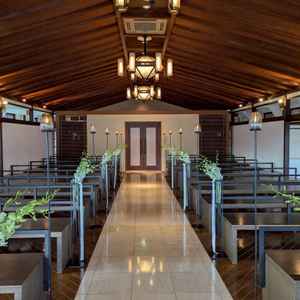 バージンロード。屋形舟をモチーフにしたシャンデリアとお花が素敵。3面ガラス張りで東山を見渡せる。