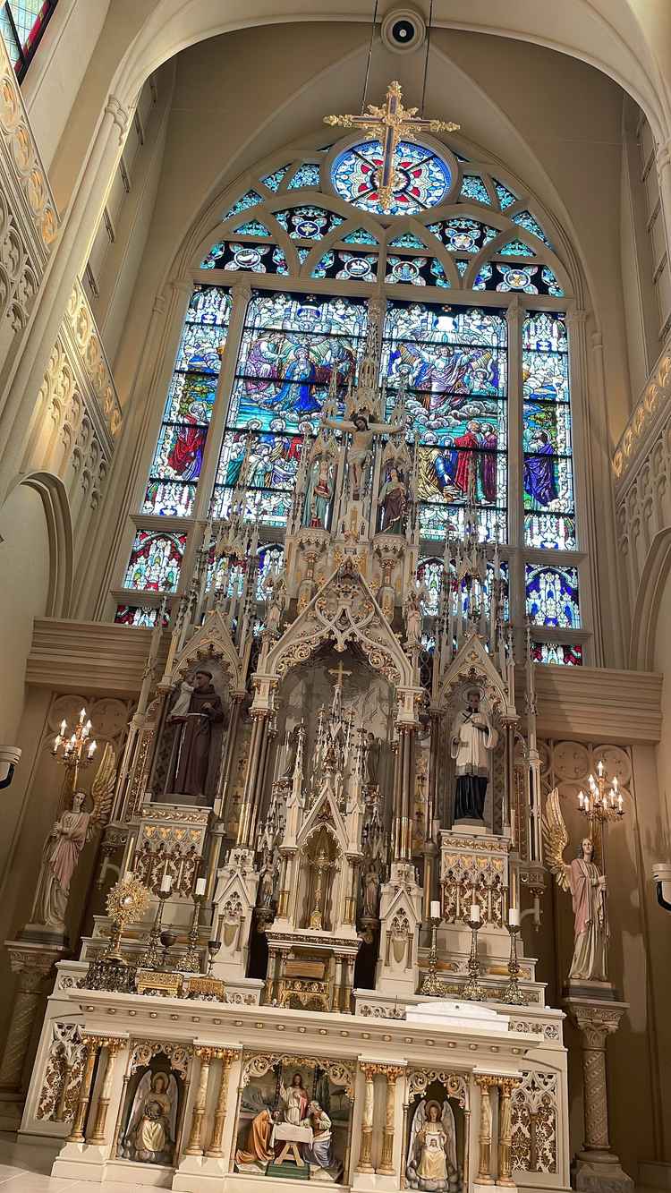 大聖堂です。天井がほんとに高く、最高なレトロな作り。とても感動的な挙式ができそう。