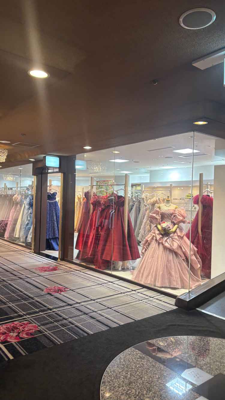提携しているドレスショップが豊富で、カラードレスや色打掛などの種類も充実している点が魅力的でした。