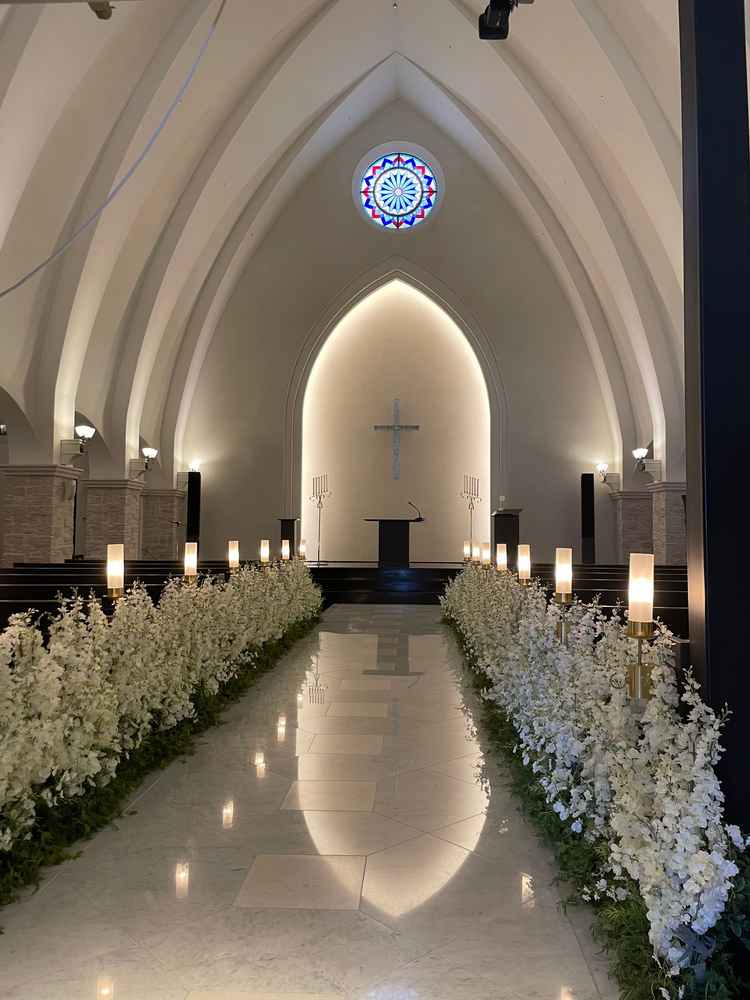 挙式会場です。天井が高く、独立した聖堂のような広さと重厚感があります。