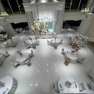 披露宴会場は参考のもので40名のものを見せていただきました。白基調で可愛かったです。