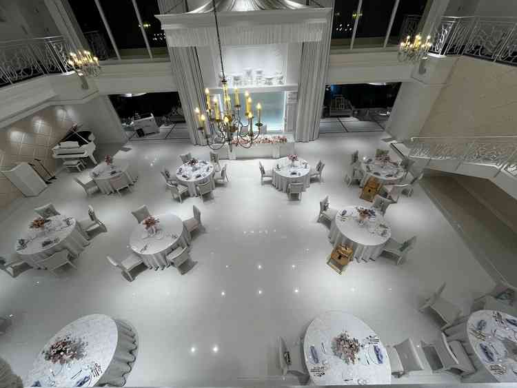 披露宴会場は参考のもので40名のものを見せていただきました。白基調で可愛かったです。