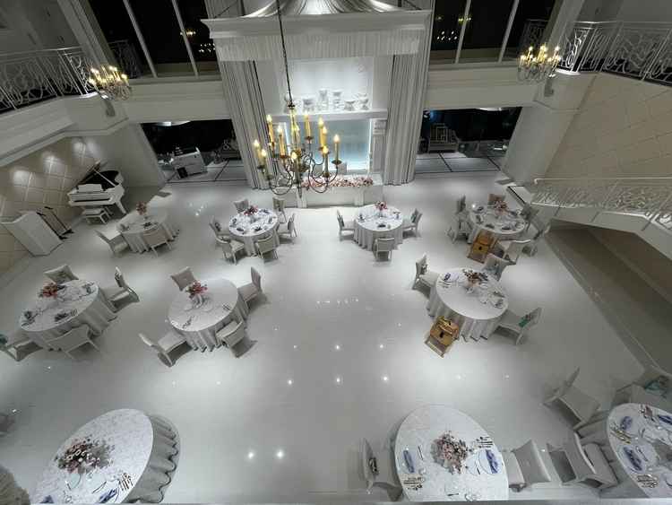 披露宴会場は参考のもので40名のものを見せていただきました。白基調で可愛かったです。