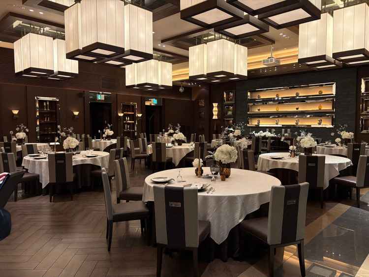 シックな披露宴会場