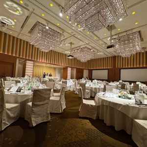 披露宴会場が広くシャンデリアが印象的でした。