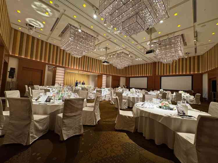 披露宴会場が広くシャンデリアが印象的でした。