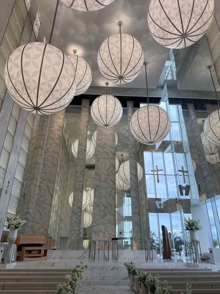 白いチャペルは天井が高く、鏡を利用して実際よりも広く感じた。水が流れる音がして落ち着いたイメージ