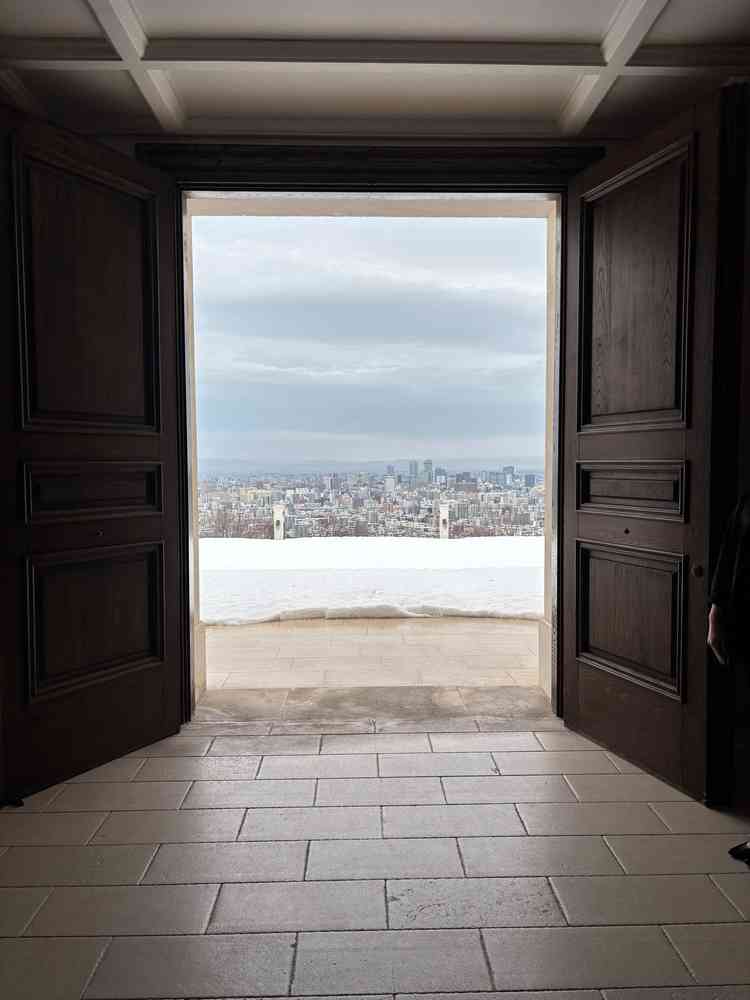 冬季以外は退場後外にそのまま出てフラワーシャワーなどが行えるそうです。