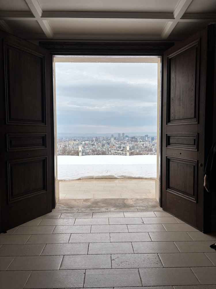 冬季以外は退場後外にそのまま出てフラワーシャワーなどが行えるそうです。