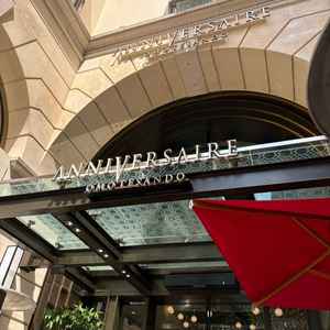 お店の看板。1Fのカフェ