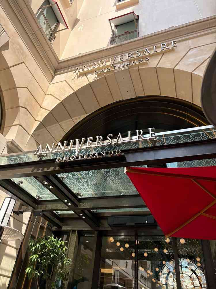 お店の看板。1Fのカフェ