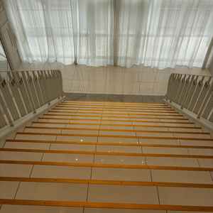 チャペルから続く全天候型フラワーシャワーロード。