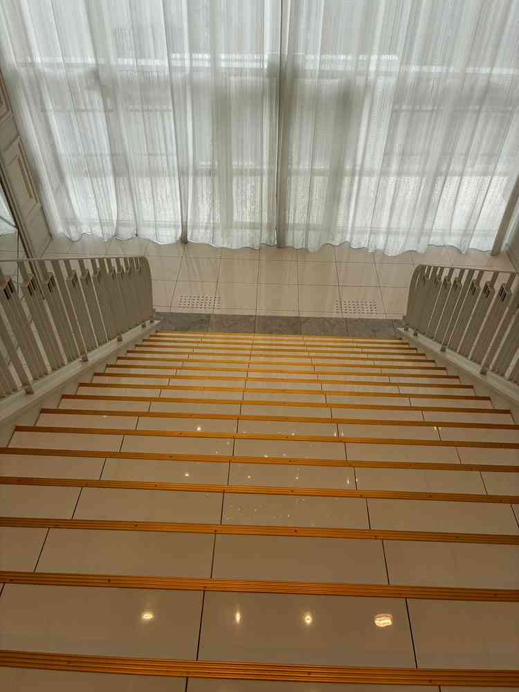 チャペルから続く全天候型フラワーシャワーロード。