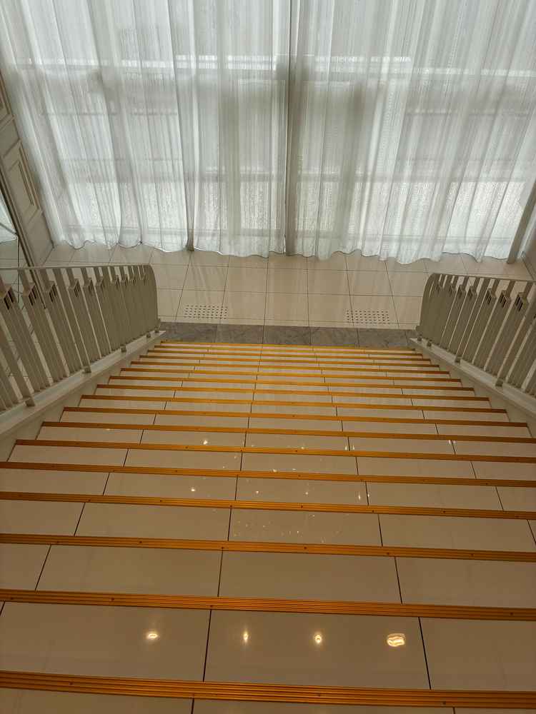 チャペルから続く全天候型フラワーシャワーロード。