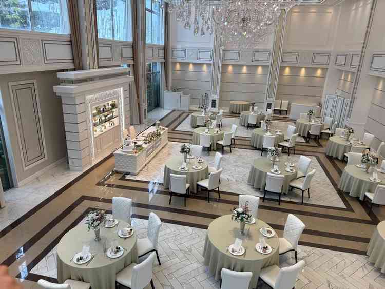 もう一つの白の披露宴会場は開放感があり、好みのテーブルコーディネートと合わせやすいと提案を受けました