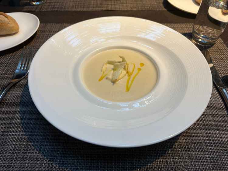 実際の式でも提供されるスープはとてもコクがあり、ハイクオリティだった。