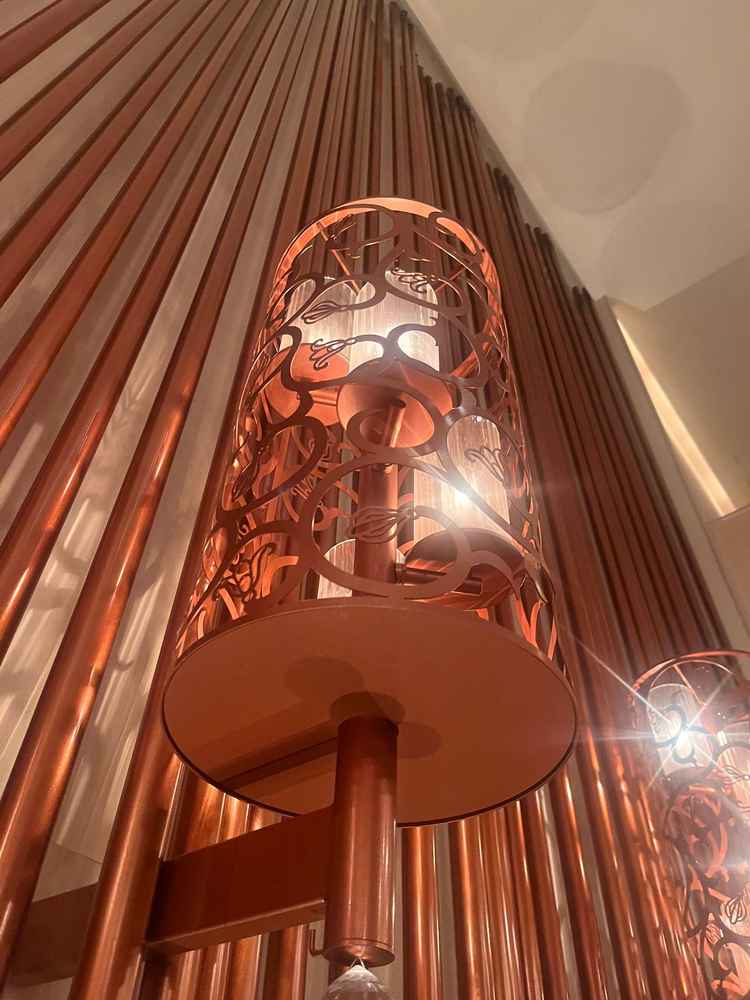 チャペルを照らす蝋燭。本物の蝋燭が風で揺れて明かりが一定ではないのがチャペルの雰囲気を作っている。