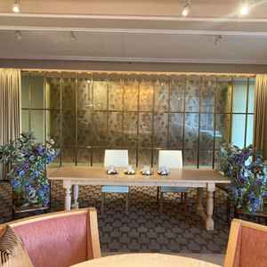 披露宴会場の新郎新婦の席の写真。披露宴会場は出席人数に合わせて柔軟に変更できる点が非常に良かった。