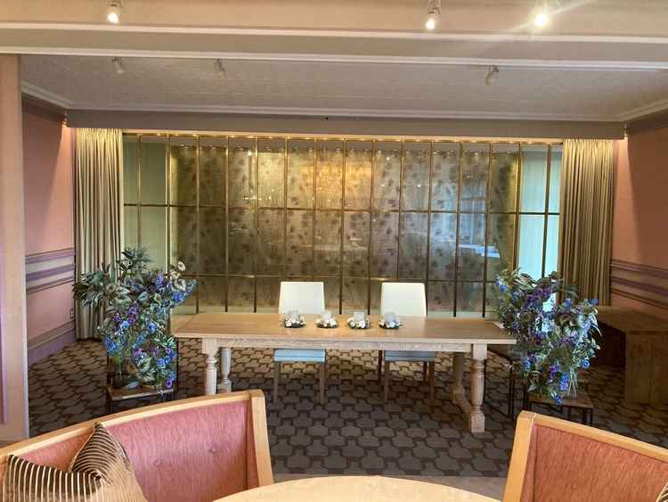 披露宴会場の新郎新婦の席の写真。披露宴会場は出席人数に合わせて柔軟に変更できる点が非常に良かった。