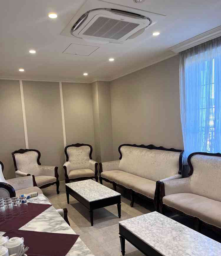 親族の待機部屋の写真。外観にあった高級感のある内装だった。