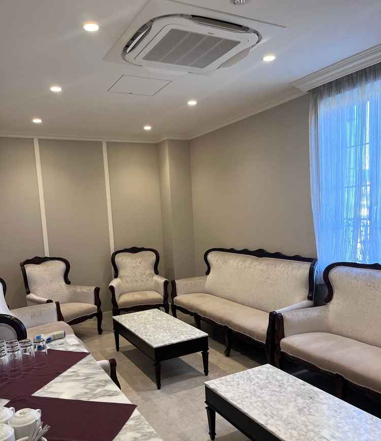 親族の待機部屋の写真。外観にあった高級感のある内装だった。