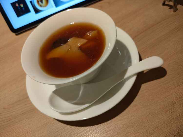 日常では食べることのない、フカヒレスープ