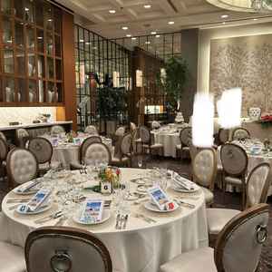 正方形に近い会場のためゲストとの距離が近いです。