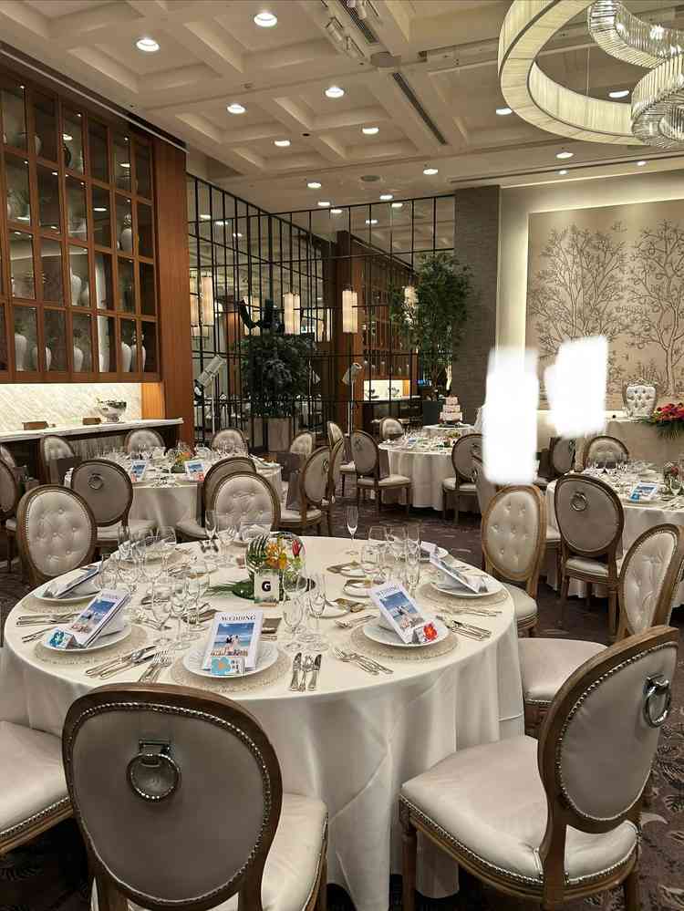 正方形に近い会場のためゲストとの距離が近いです。