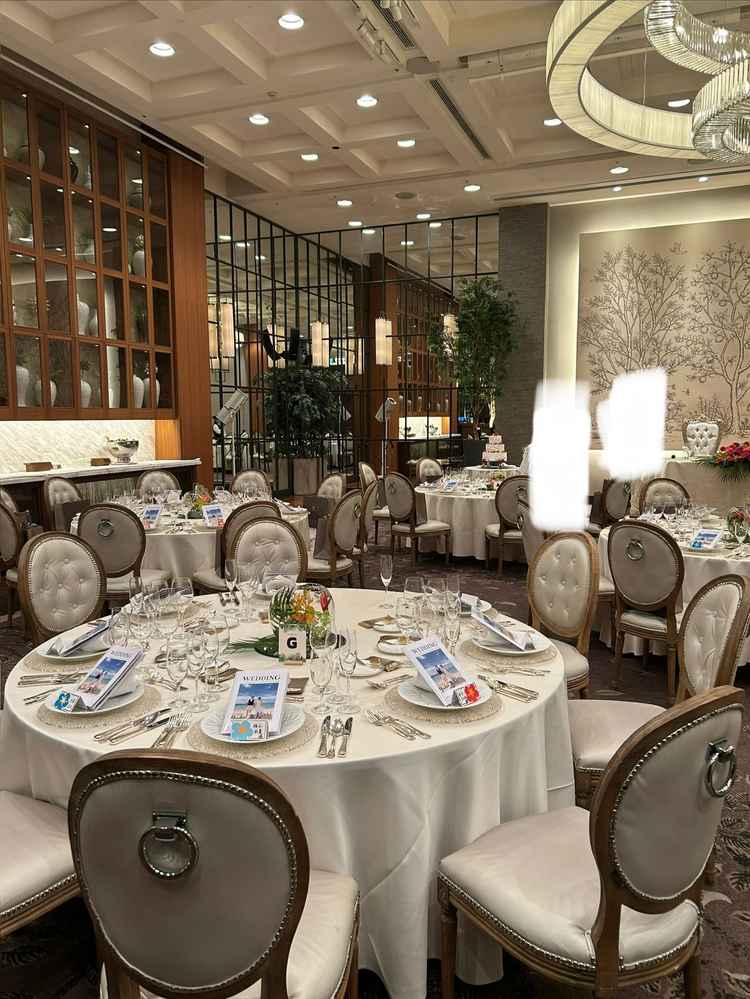 正方形に近い会場のためゲストとの距離が近いです。