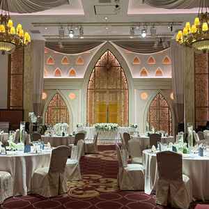 シャンデリアが付いていて、天井高も高く、重厚感のある披露宴会場でした。