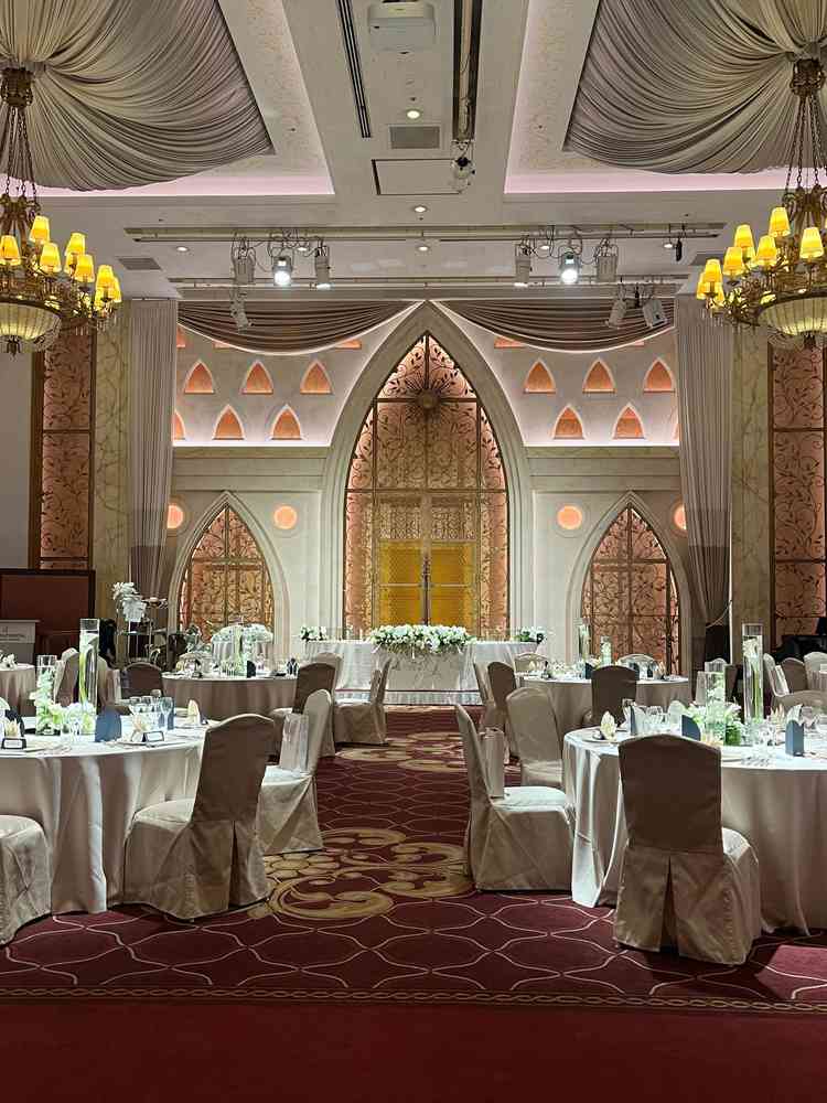 シャンデリアが付いていて、天井高も高く、重厚感のある披露宴会場でした。