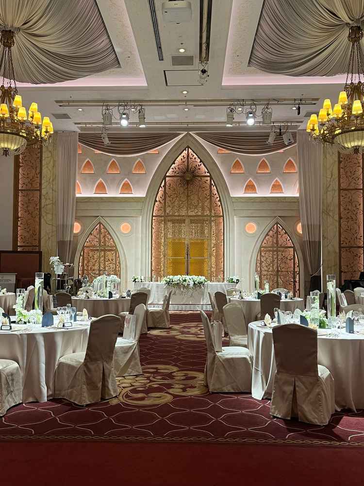 シャンデリアが付いていて、天井高も高く、重厚感のある披露宴会場でした。