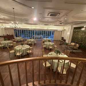 披露宴会場も一貫性があり雰囲気が良く伝わった。少し狭く感じたがゲスト間の距離が近いのは良さそう。