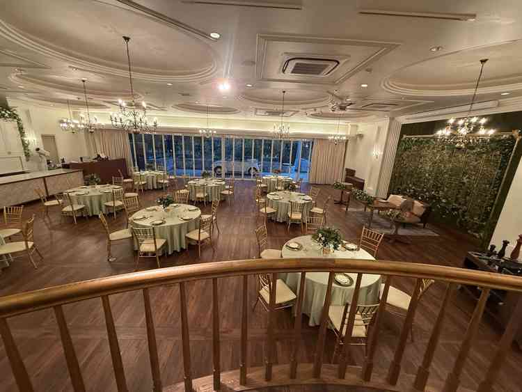 披露宴会場も一貫性があり雰囲気が良く伝わった。少し狭く感じたがゲスト間の距離が近いのは良さそう。