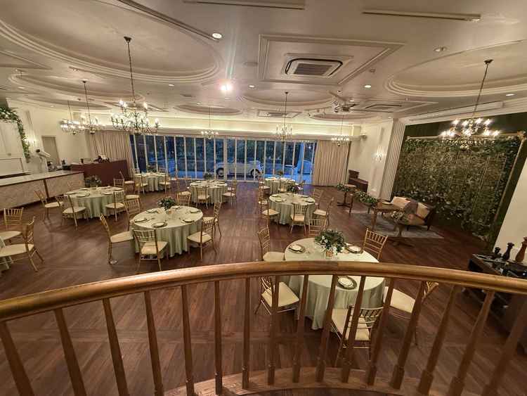 披露宴会場も一貫性があり雰囲気が良く伝わった。少し狭く感じたがゲスト間の距離が近いのは良さそう。