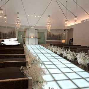 白貴重のチャペル。バージンロードが光り、ドレスも綺麗に映える。