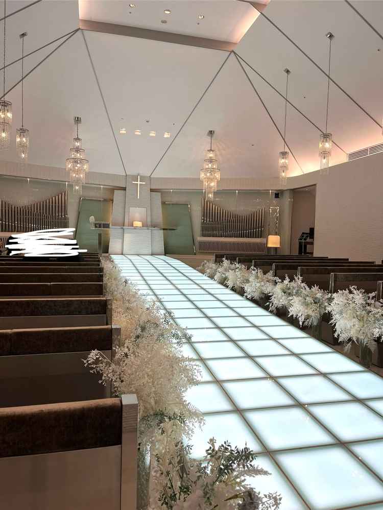 白貴重のチャペル。バージンロードが光り、ドレスも綺麗に映える。