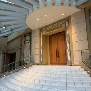 フラワーシャワーをする階段。集合写真を撮れるぐらい広く、屋根があるが外の空気を吸えて写真映えする。