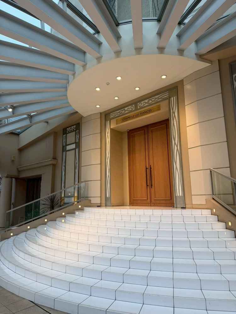 フラワーシャワーをする階段。集合写真を撮れるぐらい広く、屋根があるが外の空気を吸えて写真映えする。