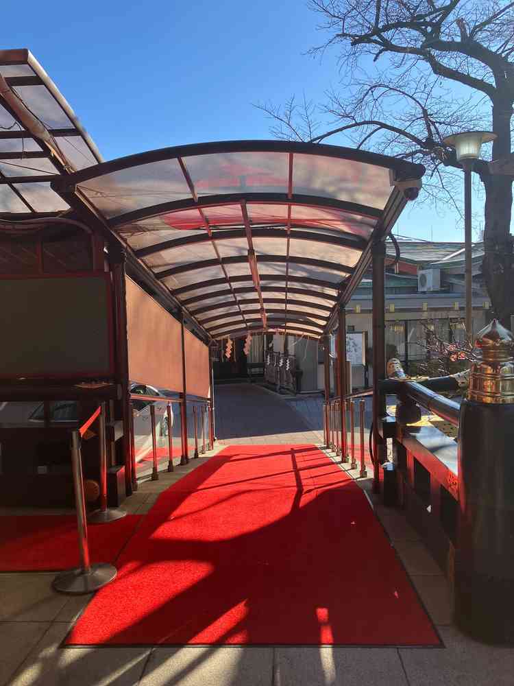 神殿から披露宴会場の建物まで屋根があり、雨が降っても安心だと思いました。