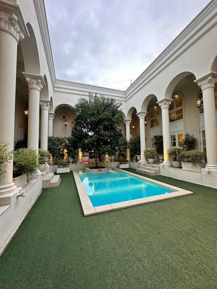 本式場のガーデンです。会場の中心に位置し、プールが映える景観でした。