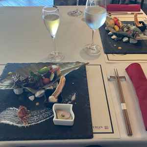 食事を出していただきました。メインディッシュの和牛がとても美味しかった。