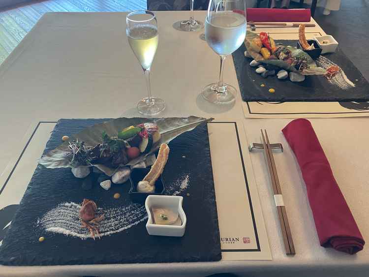 食事を出していただきました。メインディッシュの和牛がとても美味しかった。