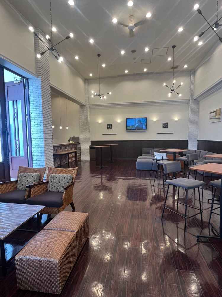 友人や会社関係の方の控室にはモニターがあり、挙式前に感謝をムービーを通して届けることができます。