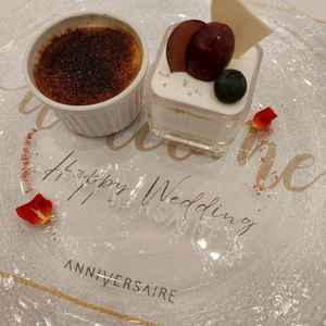 デザートにウェディングケーキと、香ばしくて美味しいクリームブリュレをいただきました。