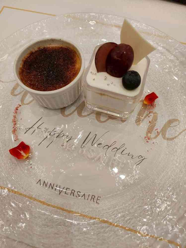 デザートにウェディングケーキと、香ばしくて美味しいクリームブリュレをいただきました。