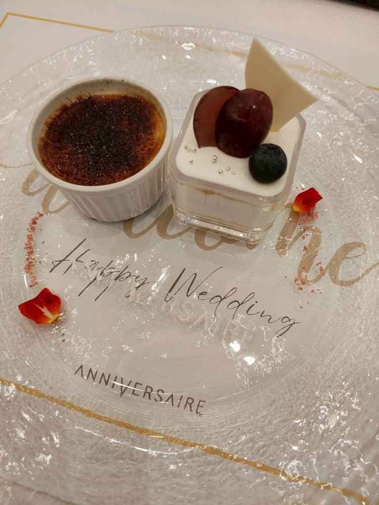 デザートにウェディングケーキと、香ばしくて美味しいクリームブリュレをいただきました。