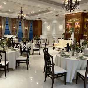 披露宴会場。会場全体に緑が多く、広さも十分。