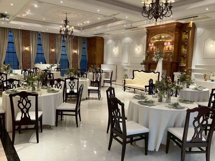 披露宴会場。会場全体に緑が多く、広さも十分。