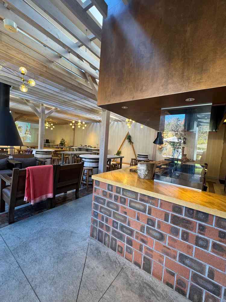 こちらの部屋に披露宴会場から移動することができるようです。